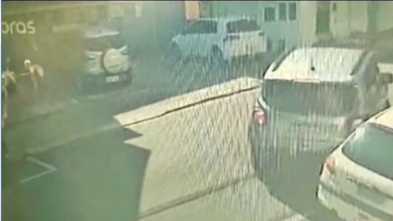 Proprietário busca ajuda para tentar identificar motorista que bateu em seu carro e fugiu - Crédito: reprodução