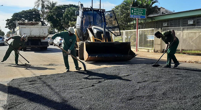 Prefeitura de Ibaté realiza serviço de tapa-buracos em vias públicas -