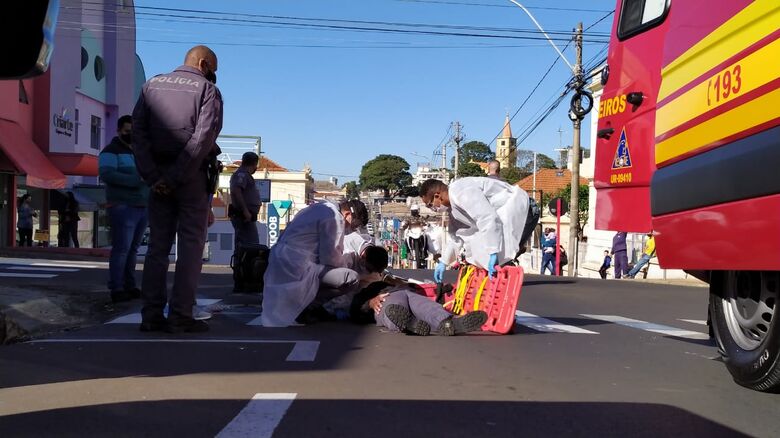Motociclista sofreu escoriações e foi socorrido pela UR à Santa Casa - Crédito: Maycon Maximino