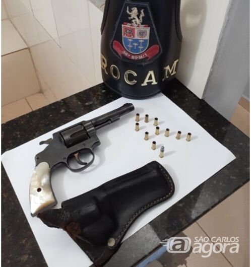 A arma foi apreendida por policiais militares - Crédito: Divulgação