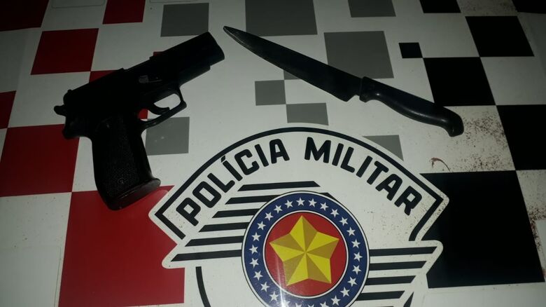 A arma de brinquedo e a faca foram apreendidas pela PM - Crédito: Divulgação