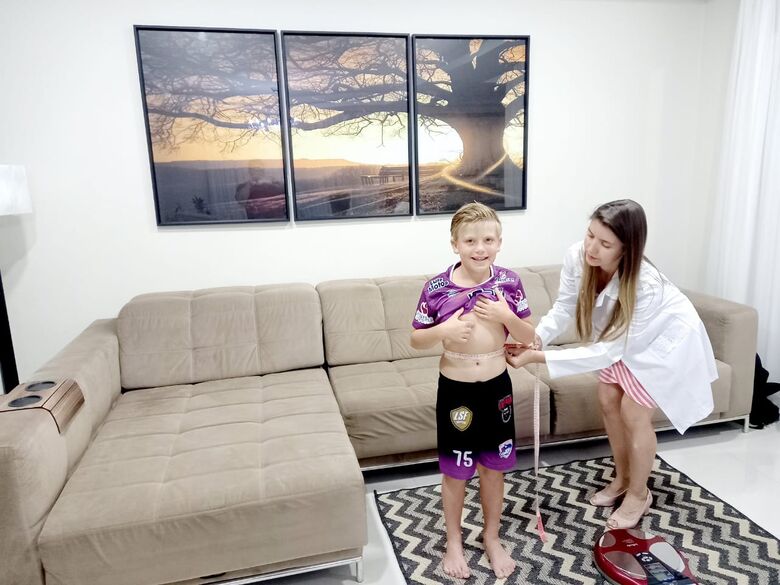 Melise durante avaliação em um atleta: melhora no rendimento e na qualidade de vida - Crédito: Marcos Escrivani