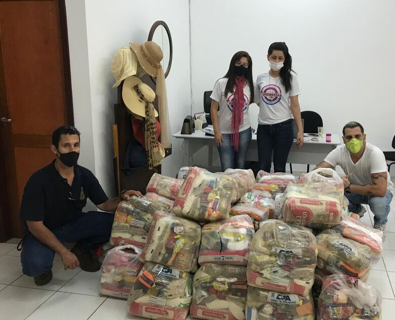 Momento em que foram entregues as cestas básicas - Crédito: Divulgação