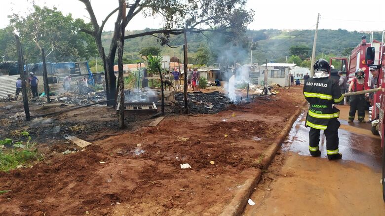 Ação rápido dos Bombeiros impediu que o fogo se alastrasse - Crédito: Maycon Maximino
