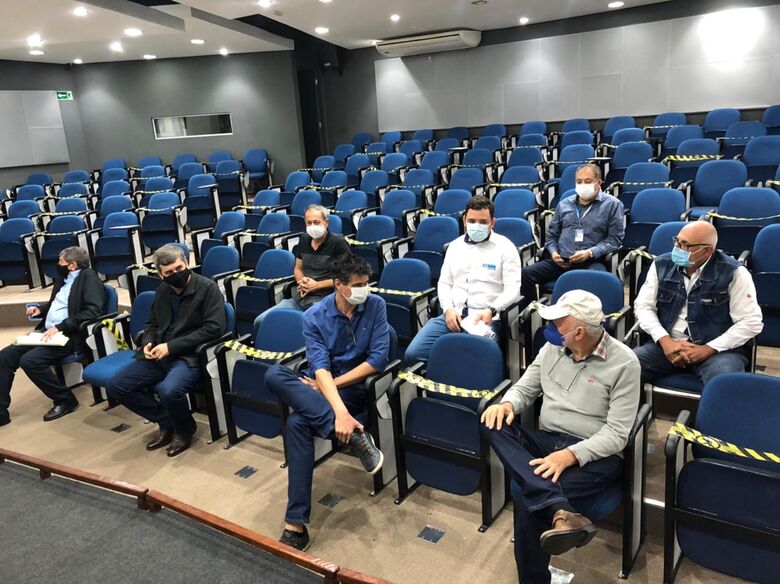 Reunião na Prefeitura: com a vinda da concessionária, 30 empregos serão gerados -