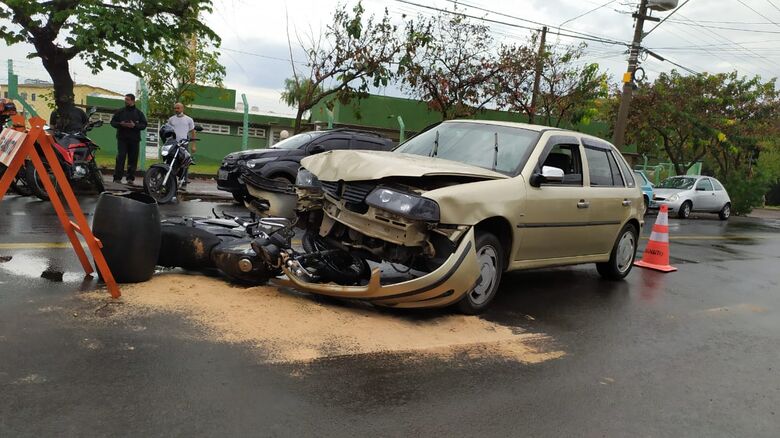 Impacto foi forte: colisão frontal mandou motociclista para a Santa Casa - Crédito: Maycon Maximino