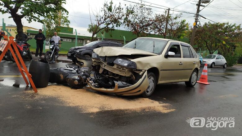 Impacto foi forte: colisão frontal mandou motociclista para a Santa Casa - Crédito: Maycon Maximino