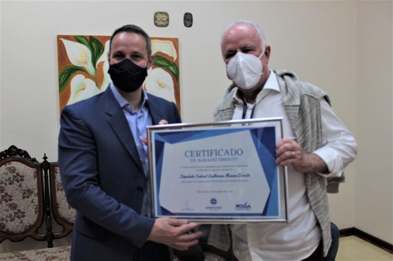Capitão Derrite e o provedor da Santa Casa com um certificado entregue pelo hospital em homenagem ao apoio que o parlamentar tem dado à saúde - Crédito: Divulgação