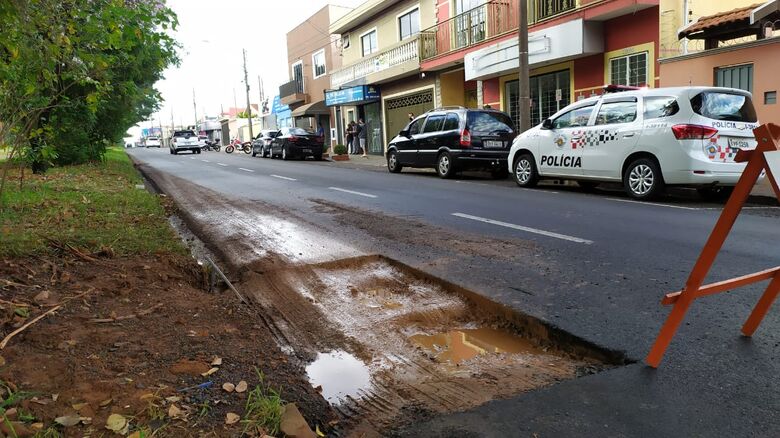 Buraco não estava sinalizado e foi a causa do acidente: motociclista por pouco não é atropelado - Crédito: Maycon Maximino