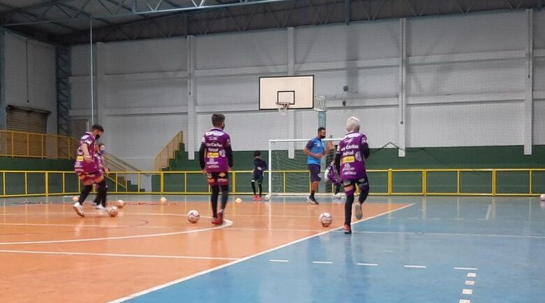 Perspectiva do retorno às atividades presenciais próximas, profissionais do São Carlos Futsal intensificam os trabalhos - Crédito: Marcos Escrivani