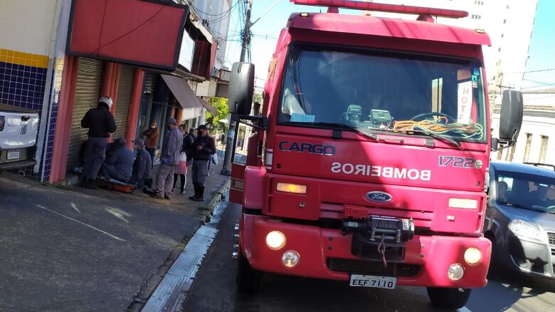 O motociclista foi socorrido para atendimento médico - Crédito: Maycon Maximino