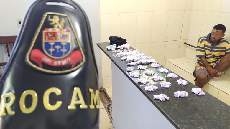O suspeito detido pela PM e a droga que estava em seu poder - Crédito: Maycon Maximino