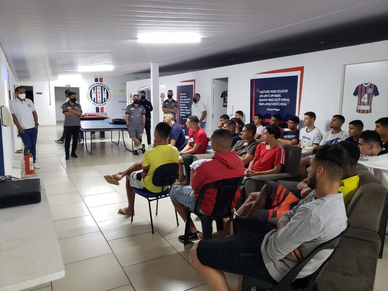 Jogadores durante a apresentação e uma palestra ministrada pelo treinador Guilherme Inácio e supervisor Marcus Vinícius - Crédito: Divulgação