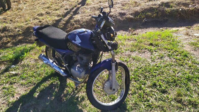 Moto ficou com sérios danos: motociclista foi socorrido - Crédito: Maycon Maximino