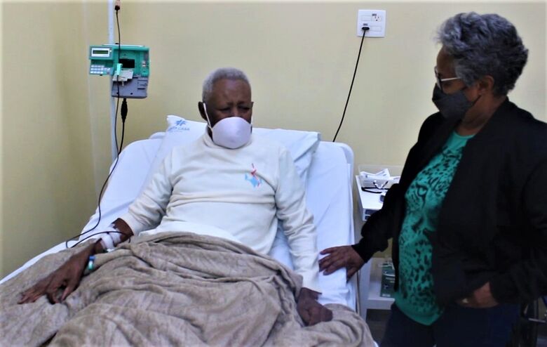 O aposentado Dioracy Bernardo, 93 anos, que precisou de transfusão de sangue, acompanhado pela sobrinha Geny Bernardo - Crédito: Divulgação
