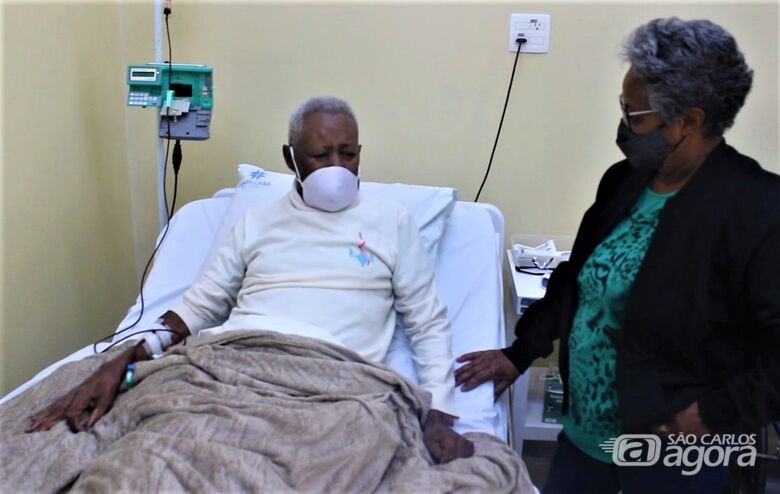 O aposentado Dioracy Bernardo, 93 anos, que precisou de transfusão de sangue, acompanhado pela sobrinha Geny Bernardo - Crédito: Divulgação