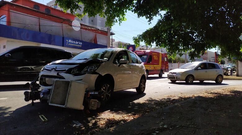Carro arrastou moto por aproximadamente 20 metros após impacto - Crédito: Maycon Maximino