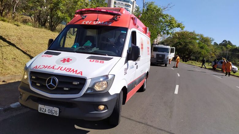Segundo motociclista, caminhão estaria estacionado próximo a uma curva e não havia sinalização - Crédito: Maycon Maximino