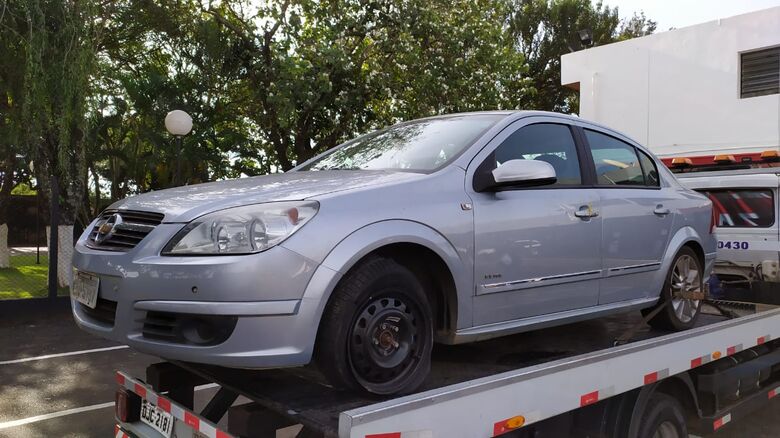 O Vectra estava com uma das rodas danificada - Crédito: Maycon Maximino
