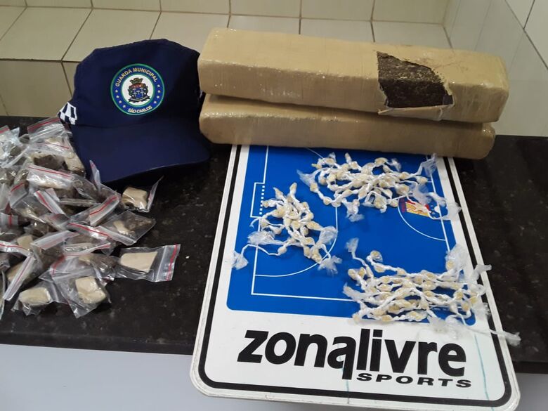 A droga que estava enterrada em uma praça no Jardim Monte Carlo - Crédito: Maycon Maximino