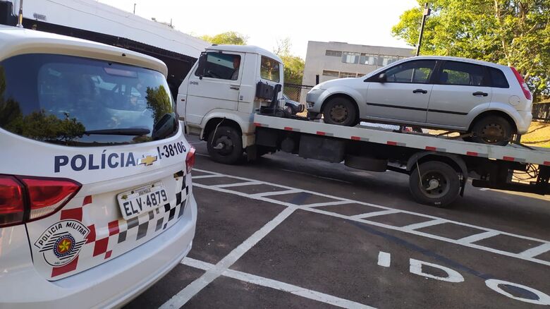 Fiesta estava abandonado: produto de furto em Araras e a placa adulterada - Crédito: Maycon Maximino