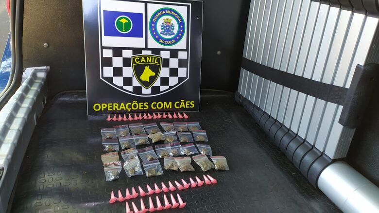 A droga que estava embaixo do entulho foi apreendida - Crédito: Maycon Maximino