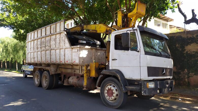 O caminhão furtado estava sem as placas e a bateria - Crédito: Maycon Maximino