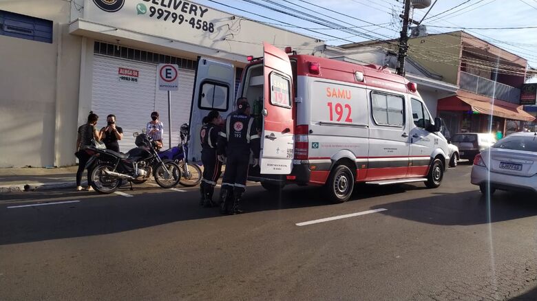 Motoboy ficou ferido após acidente de trânsito - Crédito: Maycon Maximino