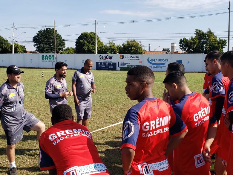 Inácio durante orientação aos atletas sub20 antes o início dos treinos: foco e determinação - Crédito: Divulgação/Edu Imparato