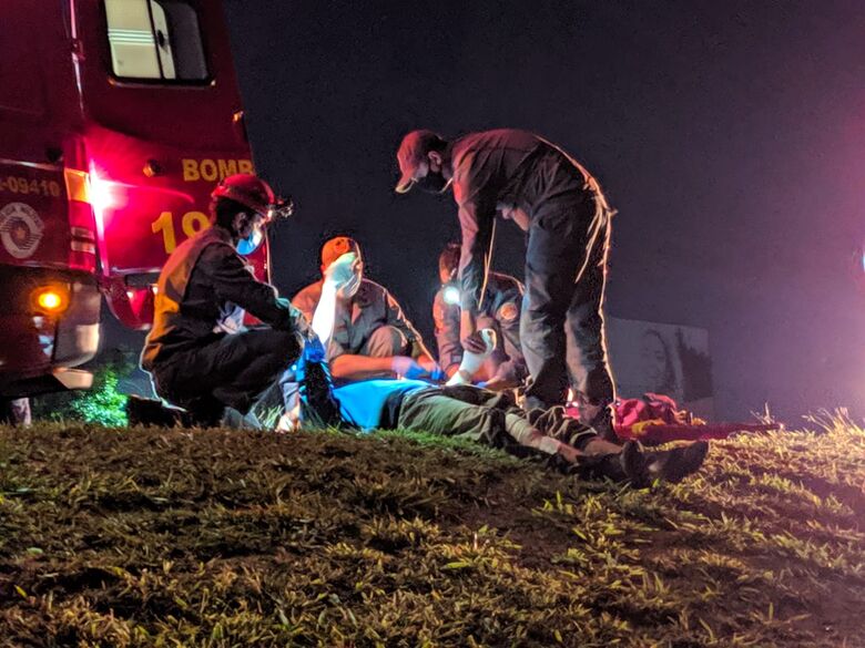 Motociclista durante resgate do Corpo de Bombeiros na alça de acesso a SP-215 - Crédito: Maycon Maximino