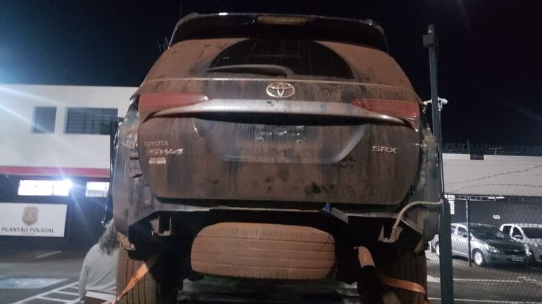 Hilux estava sendo desmanchada em sítio - Crédito: divulgação/PM
