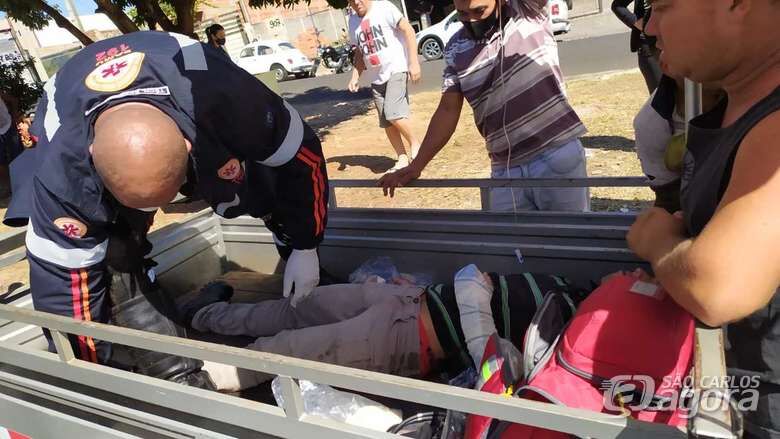 Motociclista foi parar na caçamba - Crédito: Maycon maximino