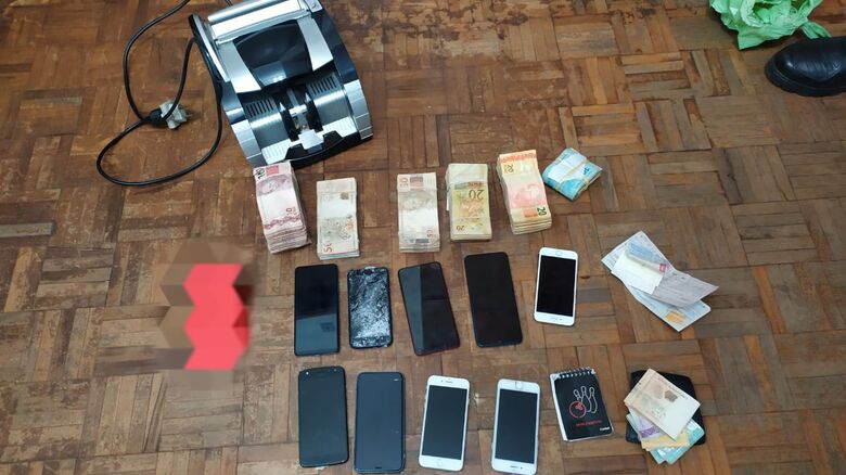 Dinheiro e material apreendido durante a operação - Crédito: Maycon Maximino