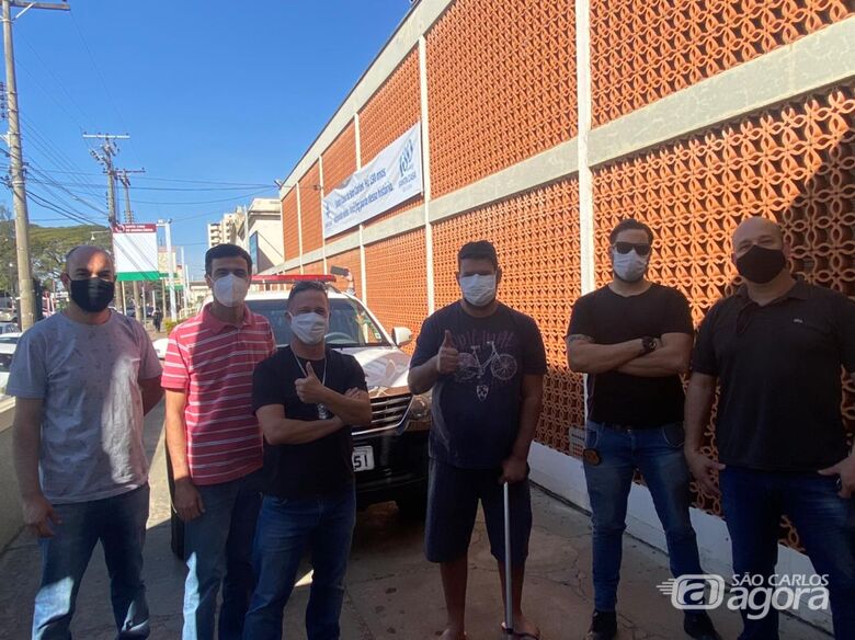 Lúcio de muleta ao lado dos colegadas policiais - Crédito: divulgação