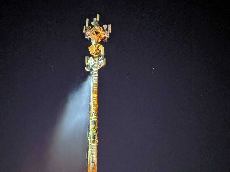 Incêndio atinge torre de telefonia no Jardim Ricetti - Crédito: Maycon Maximino e Whatsapp SCA