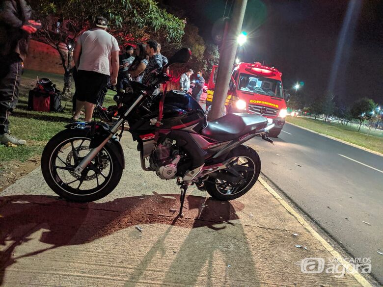 Motoboy fica gravemente ferido após colidir em poste no Santa Felícia - Crédito: Maycon Maximino