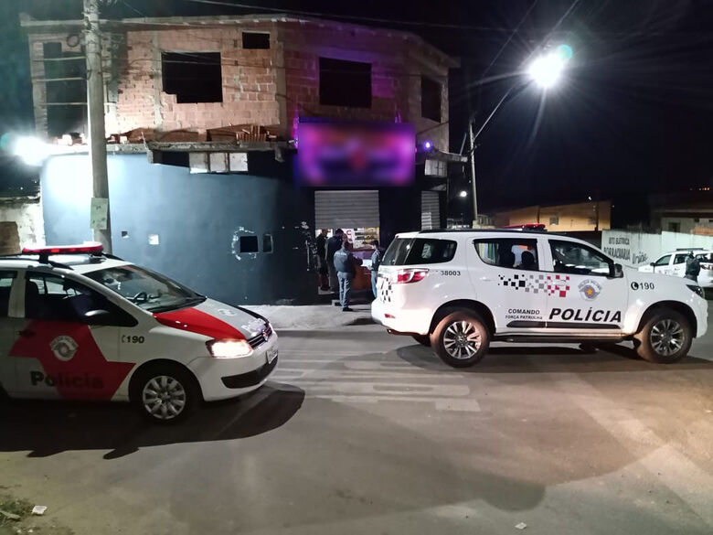Policiais na frente de estabelecimento no Aracy - Crédito: divulgação/PM