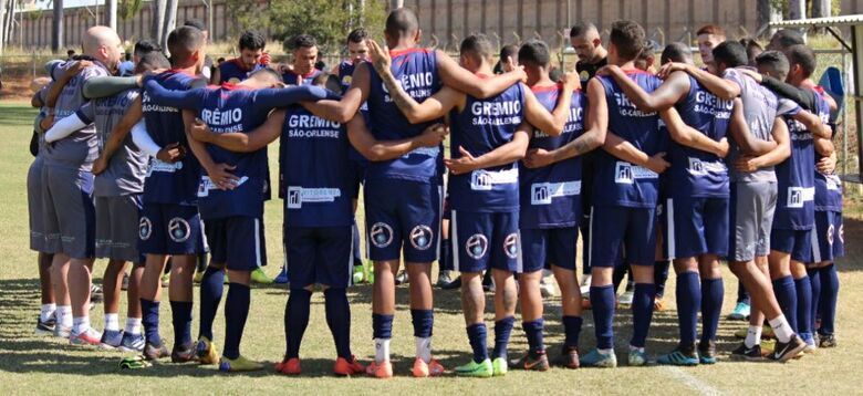 Jogadores se reúnem antes da partida: vitória em Taquaritinga - Crédito: Divulgação
