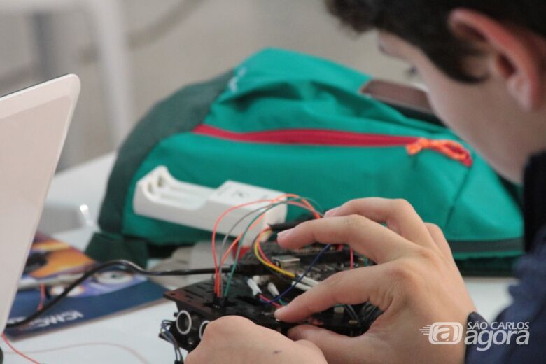 O objetivo é oferecer conceitos básicos sobre todos os componentes necessários para a montagem e programação de robôs usando um kit Arduino - Crédito: Divulgação