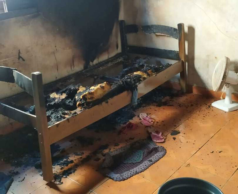 Cama ficou completamente destruída após o incêndio - Crédito: Maycon Maximino