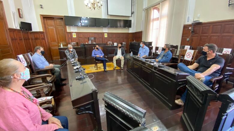 Presidente da Câmara e vereadores conversam com o vice-prefeito na sala das sessões - Crédito: Divulgação