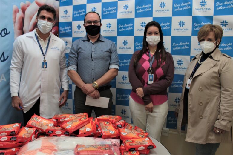 O Gerente de Enfermagem, Flávio Reis; o Supervisor de Vendas do Grupo Rosário, Ricardo Pandolfelli; a Supervisora de Captação de Recursos, Naiara Gomes, e a Coordenadora das Voluntárias da Maternidade, Nilce Morillas - Crédito: Assessoria Santa Casa