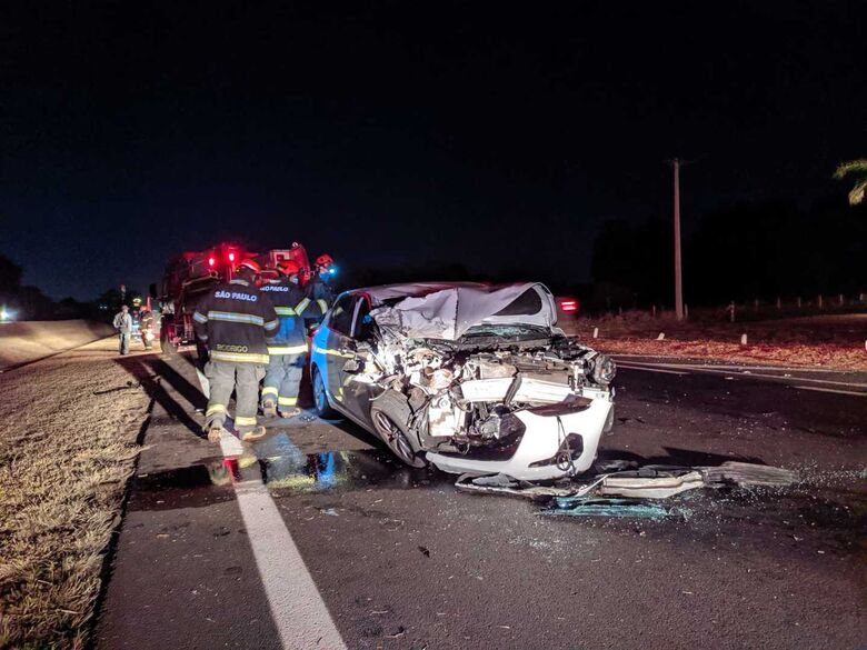 Motorista bate carro em traseira de caminhão na Washington Luiz - Crédito: Maycon Maximino