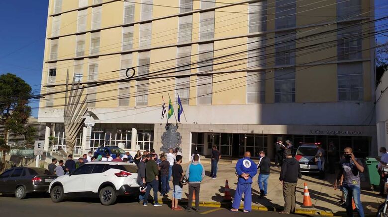 Professores e alunos de jiu-jitsu durante protesto em frente a Prefeitura - Crédito: Maycon Maximino