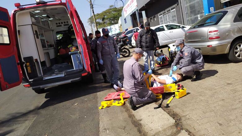 Jovens durante o atendimento feito pelos Bombeiros - Crédito: Maycon Maximino