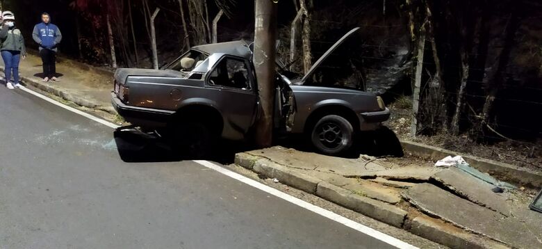 Carro ficou destruído após colidir em poste - Crédito: Maycon Maximino