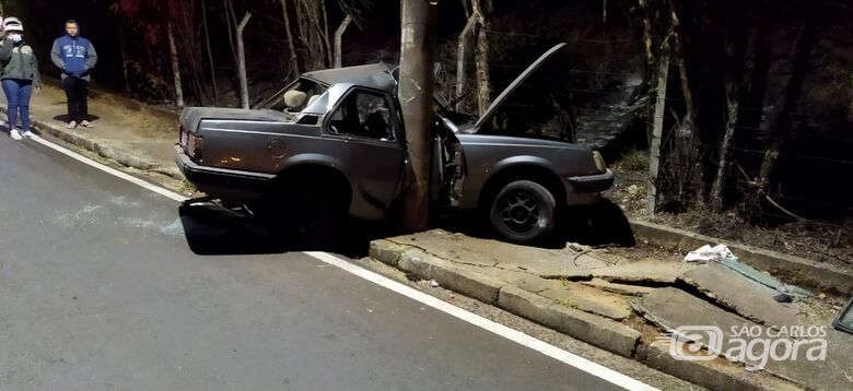 Carro ficou destruído após colidir em poste - Crédito: Maycon Maximino