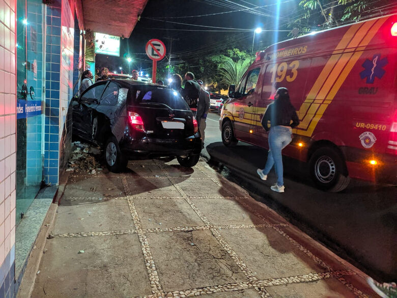 Carro invade funerária após colisão no Centro - Crédito: Maycon Maximino