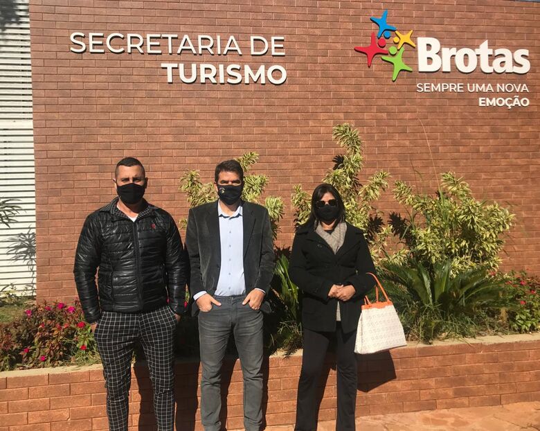 Representantes do Turismo das duas cidades após firmar parceria - Crédito: Divulgação