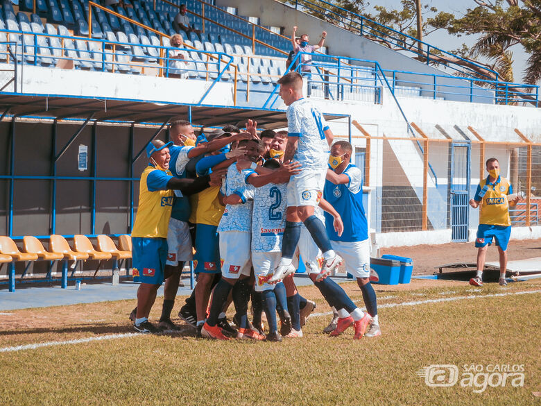 Após marcar, Gabriel comemora gol com os companheiros; Águia estreia com vitória - Crédito: Brendow Felipe/São Carlos FC